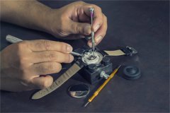 罗曼杰罗姆机械表上发条的正确方法（避免损伤表芯的步骤指南）